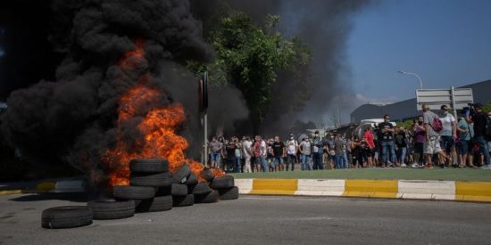 Trabajadores de Nissan queman neum&aacute;ticos ante el cierre de la empresa en Barcelona