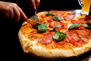 Chiste: el del tipo rumboso, las dos t&iacute;as buenas y la pizza 'familiar'