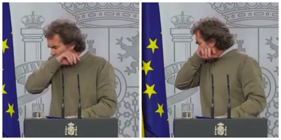 Fernando Sim&oacute;n pasa las de Ca&iacute;n con un inoportuno atragantamiento... y no es por los datos del coronavirus