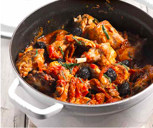 Conejo con tomate y aceitunas