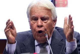Felipe Gonz&aacute;lez compara el Gobierno social-comunista con "el camarote de los hermanos Marx"