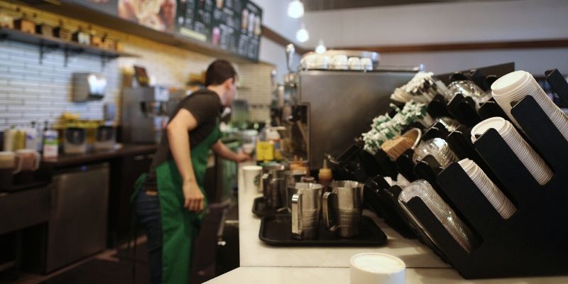 Boicot de anunciantes: Starbucks retira la publicidad de las redes para protestar contra el odio racial