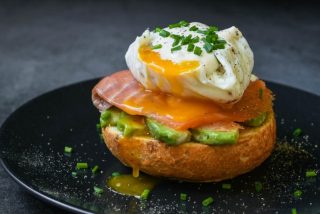 El desayuno de los 100 años: lo que recomienda el mayor experto en longevidad y cómo preparar huevos benedictine elegantes