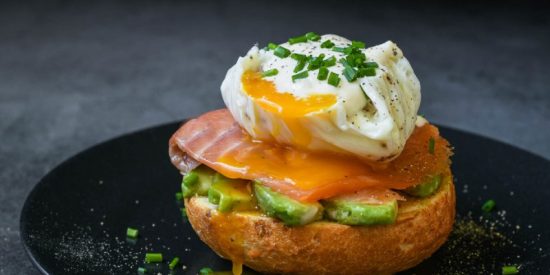 El desayuno de los 100 años: lo que recomienda el mayor experto en longevidad y cómo preparar huevos benedictine elegantes
