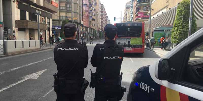 Alicante: detienen a un hombre que asesin&oacute; a su madre y apu&ntilde;al&oacute; en el cuello a su padre