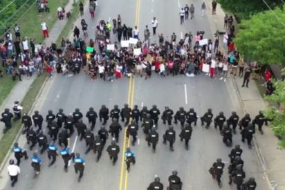 La polic&iacute;a de EEUU deja at&oacute;nitos a los manifestantes cuando 60 agentes se arrodillan en homenaje a Floyd