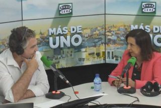 Margarita Robles rega&ntilde;a a Alsina por preguntarle por los 'dedazos' de S&aacute;nchez: "Don Carlos, la pregunta no es correcta"