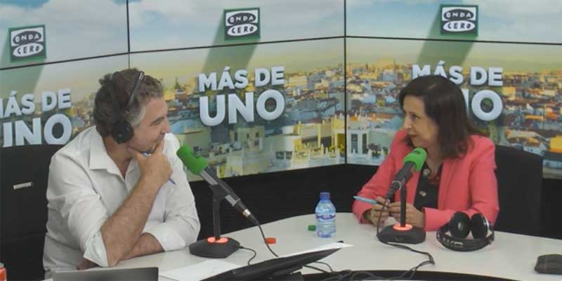Margarita Robles rega&ntilde;a a Alsina por preguntarle por los 'dedazos' de S&aacute;nchez: "Don Carlos, la pregunta no es correcta"