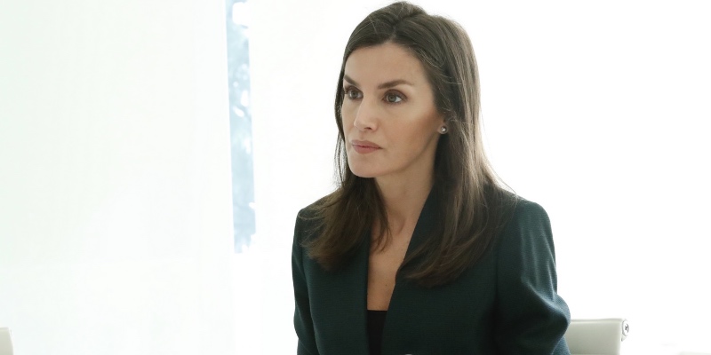 La Reina Letizia se apunta a la &uacute;ltima moda: vestir sin sujetador