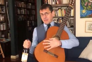 El esperpento guitarra en mano de Monedero para celebrar la 'paguita': un desafinado 'Bella Ciao' y un truco bolivariano