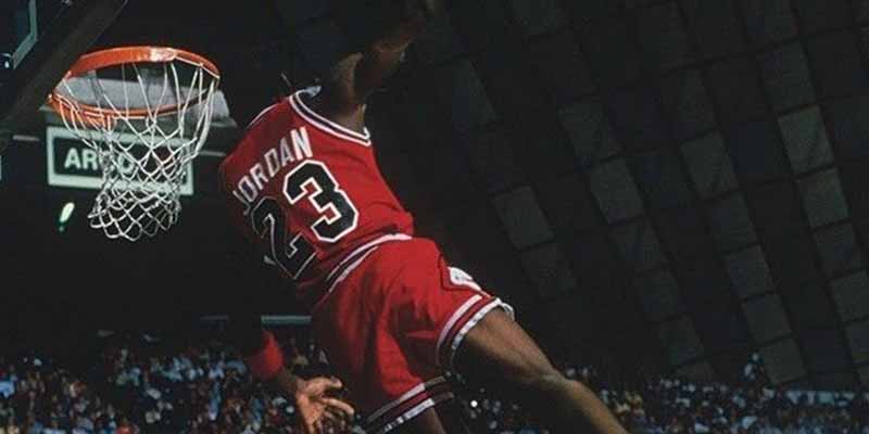 La volcada, mate o dunk: la jugada que estuvo prohibida en la NBA y que ahora es un emblema