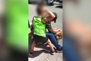 Golpea salvajemente a su pareja en plena calle, mientras su hijo peque&ntilde;o intenta protegerla desesperado