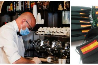 Las redes sociales asan a la parrilla a los sectarios que se fueron de un bar porque los camareros llevaban mascarillas con la bandera española