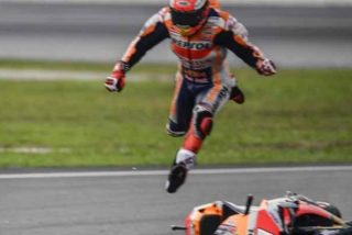 La brutal ca&iacute;da de Marc M&aacute;rquez en el GP de Espa&ntilde;a: fractura del h&uacute;mero y peligra el mundial