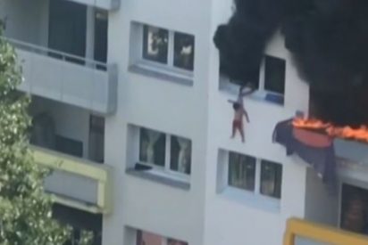 Dos hermanos de 3 y 10 a&ntilde;os saltan de lo alto de un edificio en llamas y los cogen al vuelo lo vecinos