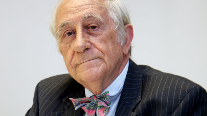 "El hombre de la pajarita present&oacute; Esta Espa&ntilde;a Nuestra"