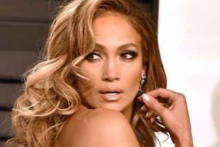 Se le aver&iacute;a el coche a Jennifer L&oacute;pez y la pillan caminando por la calle con semejante prenda