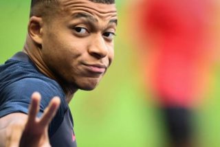 Una bestial entrada lesiona a Mbapp&eacute; en la final de Copa francesa y lo puede dejar sin Champions