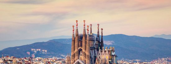 Los catalanes se toman a co&ntilde;a a la Generalitat y salen en masa de Barcelona encabezados por la familia Colau