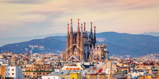 Los catalanes se toman a co&ntilde;a a la Generalitat y salen en masa de Barcelona encabezados por la familia Colau