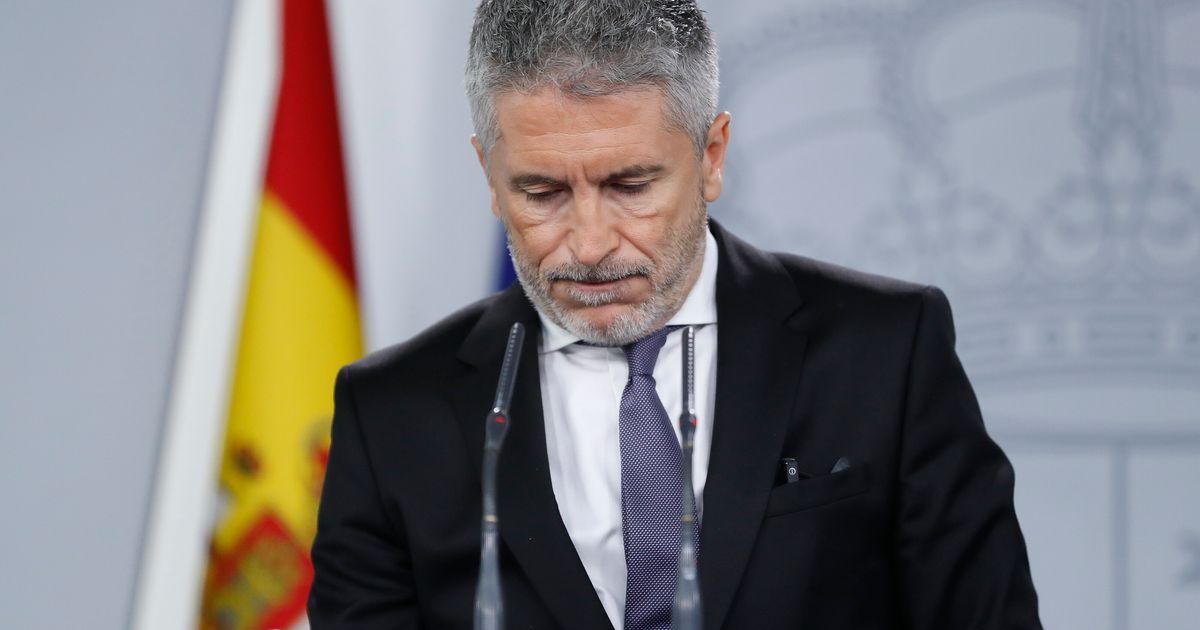 Marlaska cuela vuelos cargados de inmigrantes ilegales en un Barajas colapsado por 'Filomena'