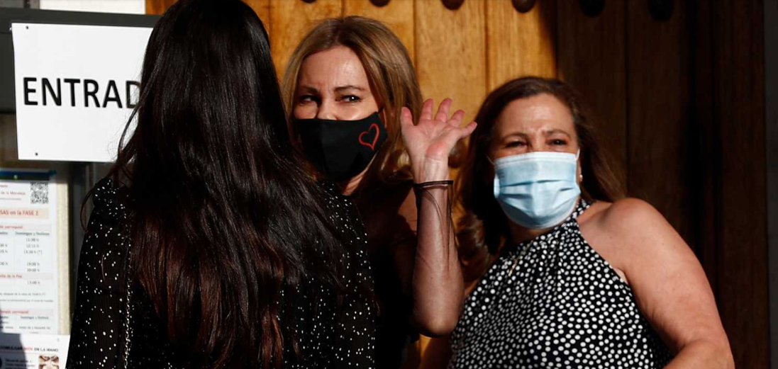 Ana Obregón, a la entrada de la Iglesia.