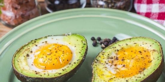 Aguacate con huevo y bacon