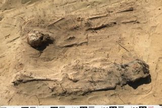 Arque&oacute;logos hallan un t&eacute;trico cementerio: 150 ni&ntilde;os con monedas en la boca