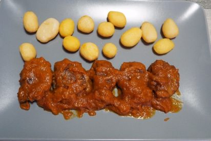 Carrilleras de cerdo a los tres vinos con canela: una receta para impresionar