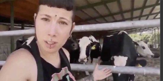 Fanny La Vegana conquista Twitter con sus v&iacute;deos chorra: "Estas vacas son personas: tienen personalidad y 'celebro'"