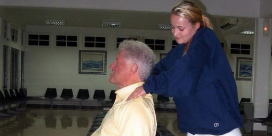 Filtran fotos de Bill Clinton recibiendo un 'masaje' de una de las chicas que denunci&oacute; a Epstein por violaci&oacute;n