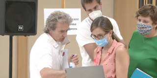 Sim&oacute;n se pasa sus propias medidas de seguridad por el forro: habla sin distancia y con la mascarilla en la oreja