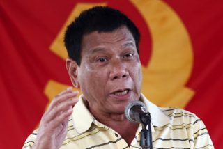 El presidente Duterte pide a los filipinos que laven las mascarillas con gasolina