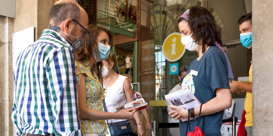 Levy agradece a comerciantes y hosteleros de la Plaza Mayor su esfuerzo para hacer de Madrid un destino seguro