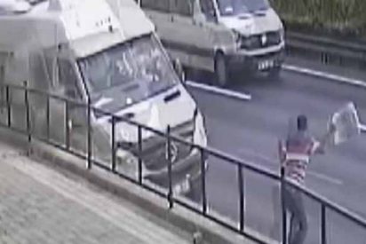 Salto milagroso: evita ser atropellado y se salva de la muerte en el &uacute;ltimo segundo