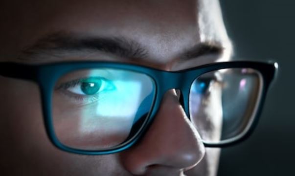 Usa gafas para evitar la luz azul