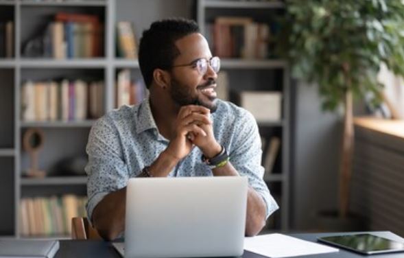 evita la fatiga visual haciendo pausas