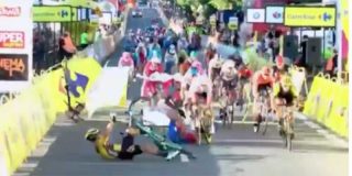 Vuelta a Polonia: Una acci&oacute;n "criminal" de Groenewegen en el esprint final a punto est&aacute; de causar una tragedia