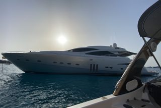 El &lsquo;rojo&rsquo; Jorge Javier V&aacute;zquez, cazador cazado: huye de la c&aacute;mara en un lujoso yate de 2 millones