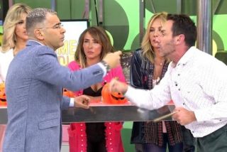 Un descuido 'provocado' de 'S&aacute;lvame' deja ver a uno de sus colaboradores completamente desnudo en directo