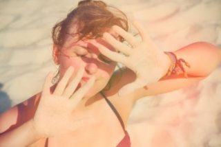 Qu&eacute; es la alergia solar 