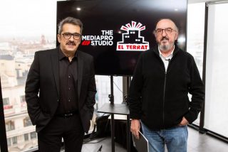 Telef&oacute;nica se al&iacute;a con Prisa y el Gobierno y premia al catalanista Buenafuente y al separatista Roures