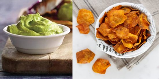 Chips de boniato al horno con salsa de yogur y aguacate: Snack saludable y sencillo