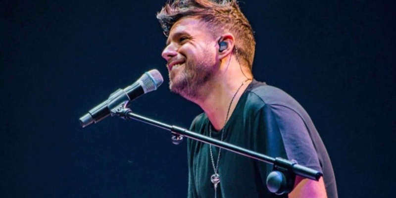 Pablo López abandona el escenario a lágrima viva tras un intento de agresión con una piedra en pleno concierto