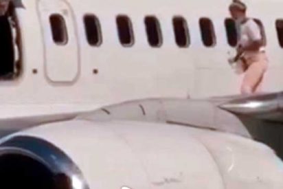 Una pasajera abre puerta de emergencia de un avi&oacute;n porque &ldquo;ten&iacute;a calor&rdquo;