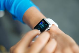 Un estudio afirma que los Apple Watch y Fitbit ayudan a detectar la Covid-19