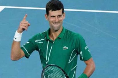 Djokovic sale a pasear a su perro y de pronto improvisa unas clases de tenis para ni&ntilde;os en plena calle