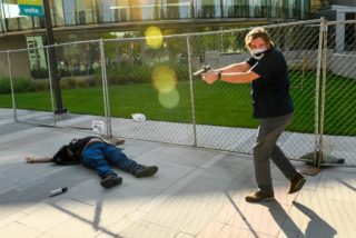 El guardia de seguridad de unos periodistas de televisión mata a un manifestante pro Trump a plena luz del día