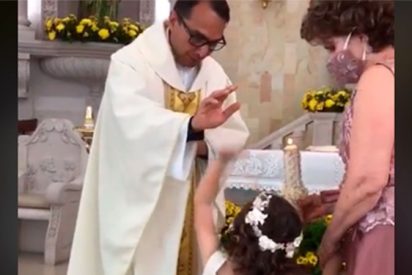 &iexcl;Сhoca esos cinco!: la sorprendente reacci&oacute;n de la ni&ntilde;a mientras la bendice el cura