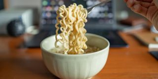 Los fideos instant&aacute;neos tienen mala fama, pero no dejamos de comerlos